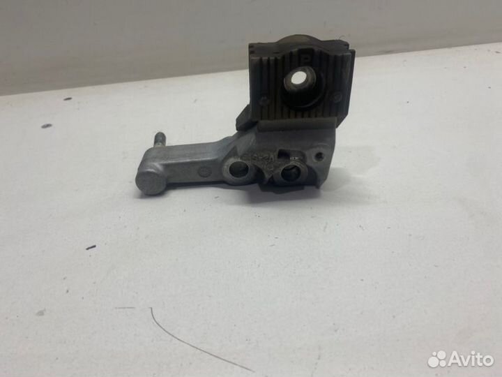 Крепление подушки двигателя правое Toyota Camry