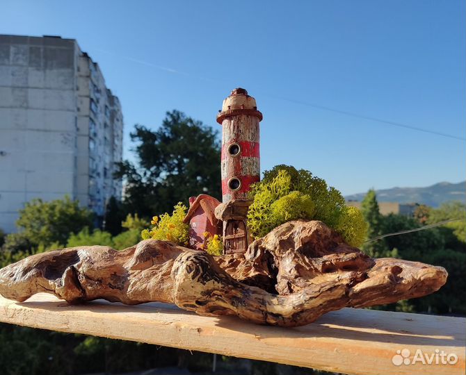 Сувенир из дерева с натуральным мхом, маяк