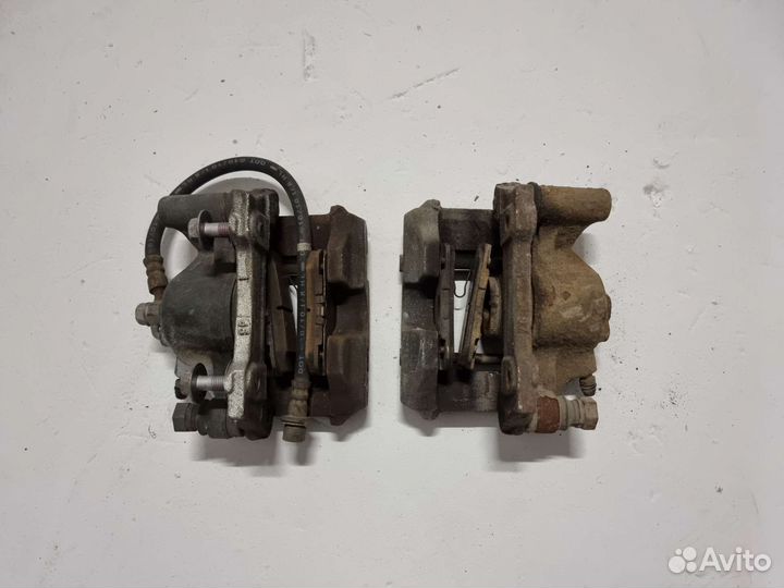 Lexus GS300 суппорта задние правый левый