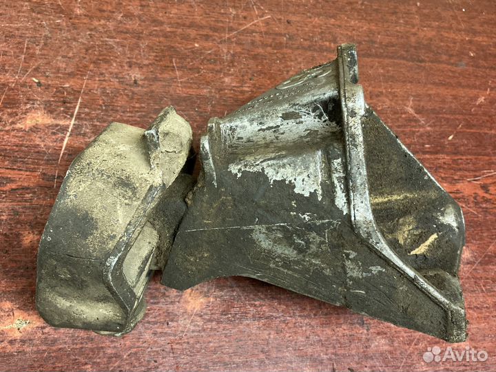 Правый кронштейн МКПП ауди а6 с4