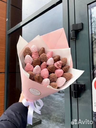 Боксы из клубники с пионами в шоколаде с доставкой