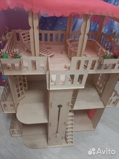 Большой кукольный домик с мебелью