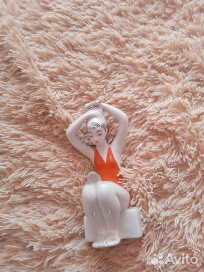 Статуэтка девушка с зеркалом