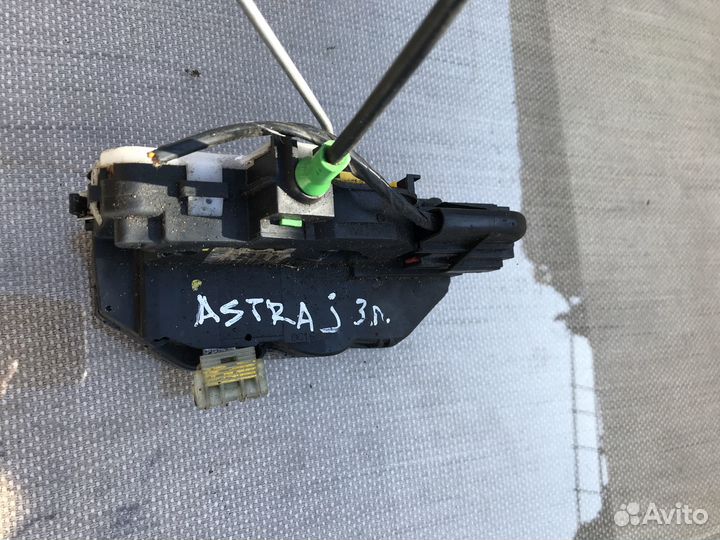 Opel Astra J задний левый замок