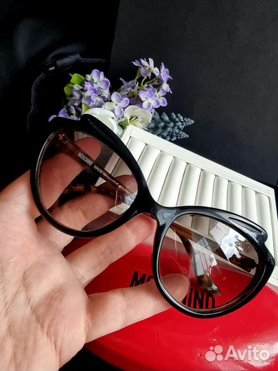 Солнцезащитные очки Moschino