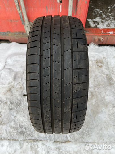 Pirelli P Zero PZ4 235/35 R19