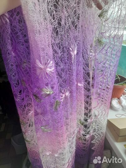 Палантин пуховый с вышивкой