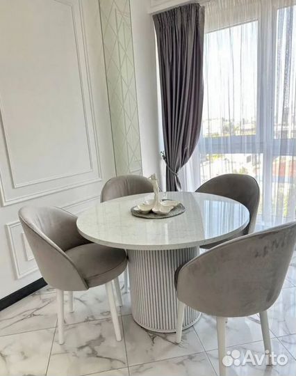 Стол круглый с рифлёной ножкой