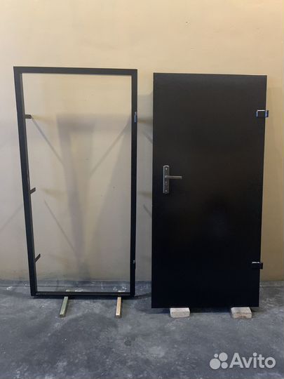 Дверь металлическая с внутренним замком