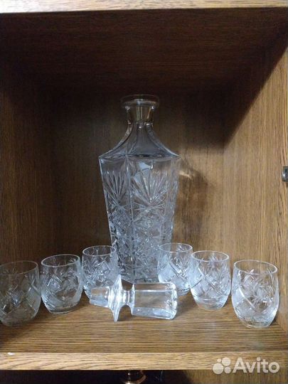 Разные графины с рюмками