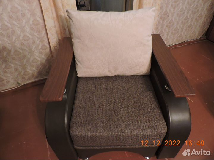 Кресло с подушкой (не кресло-кровать)