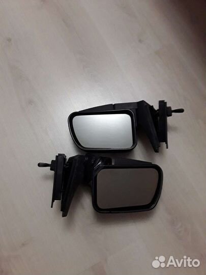 Зеркала наружные,правое целое,левое требует ремонт