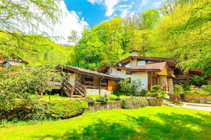 Дом 300 м² на участке 12 сот.