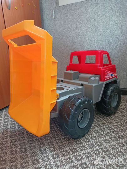 Игрушечный грузовик