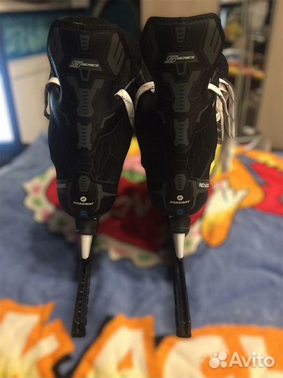 Коньки хоккейные + защитные чехлы