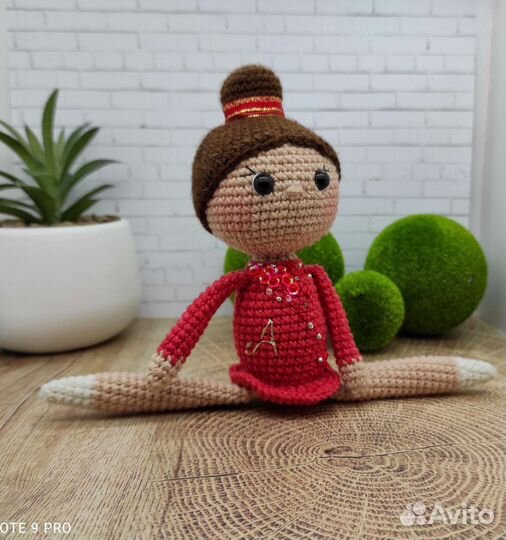 Куколка гимнастка вязаная мягкая игрушка