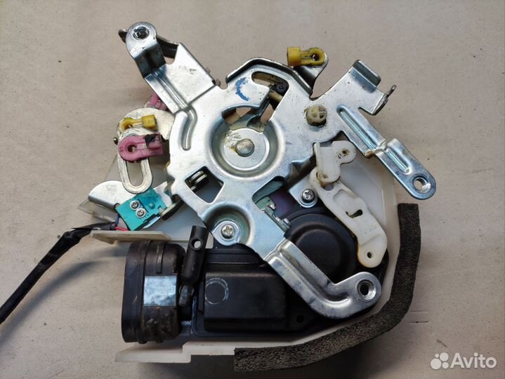 Замок передний левый центральный Toyota isis