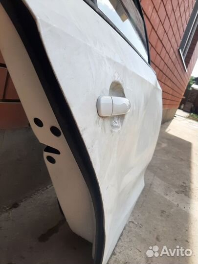 Задняя правая дверь skoda rapid