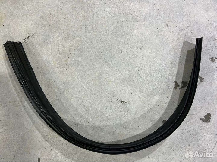 Уплотнитель капота Renault Arkana