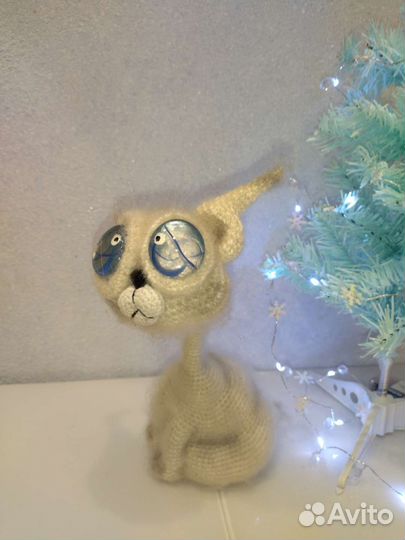 Кошка Снежка вязаная игрушка хэндмейд