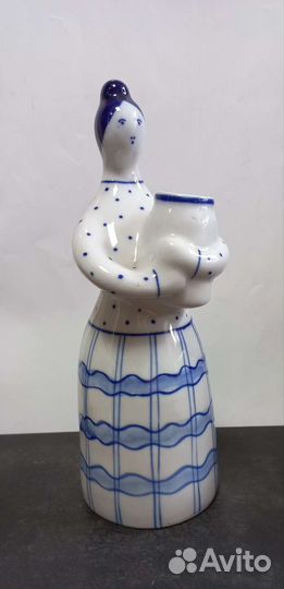 Женщина с вазой Гжель