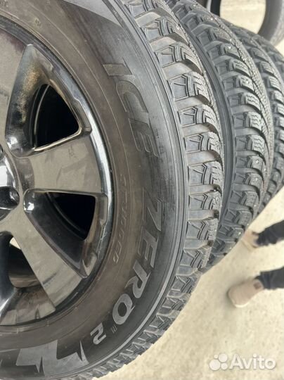 Pirelli Ice Zero 2 215/65 R16