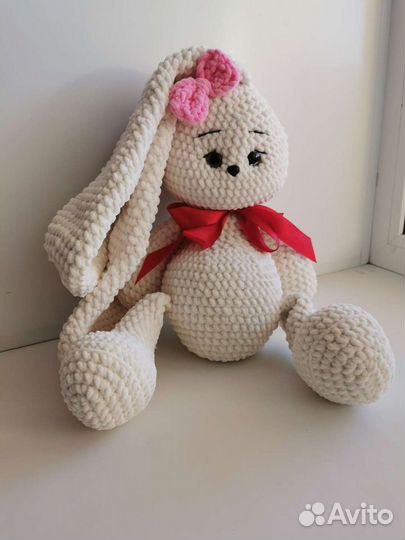 Большой плюшевый заяц