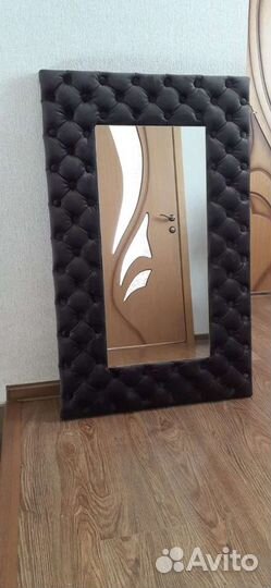 Зеркало в рамке с каретной стяжкой