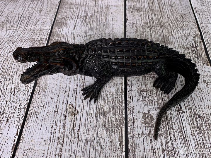 Сувенир фигурка крокодил из Индонезии