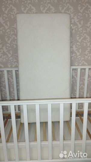 Детская кроватка с маятником