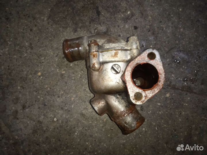 Корпус термостата Mercedes w123 мерседес 123