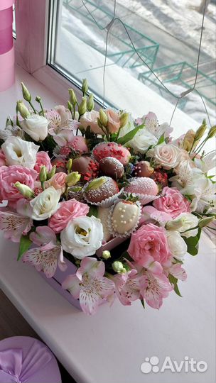 Клубника в шоколаде с цветами