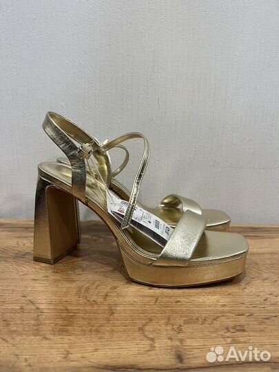 Босоножки новые