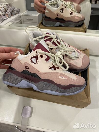 Кроссовки женские