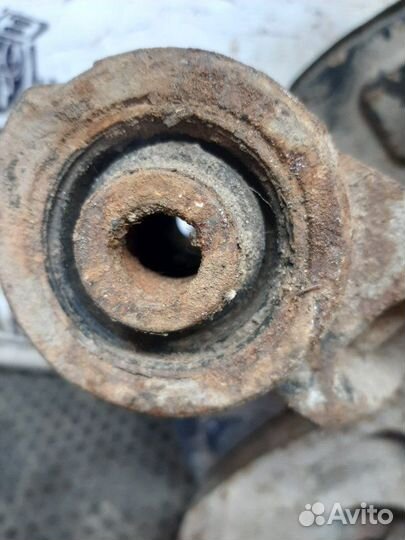 Кулак (цапфа) задний левый Suzuki Grand Vitara