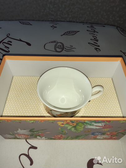 Фарфоровая чашка с блюдцем