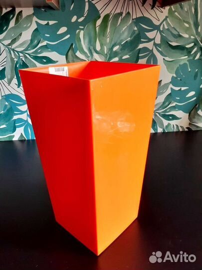 Пластиковый горшок для выращивания растений