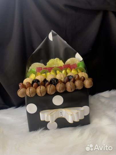 Подарок из сухофрукта и орехов