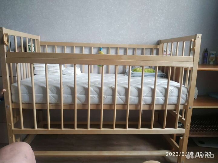 Детская кроватка с продольным маятником