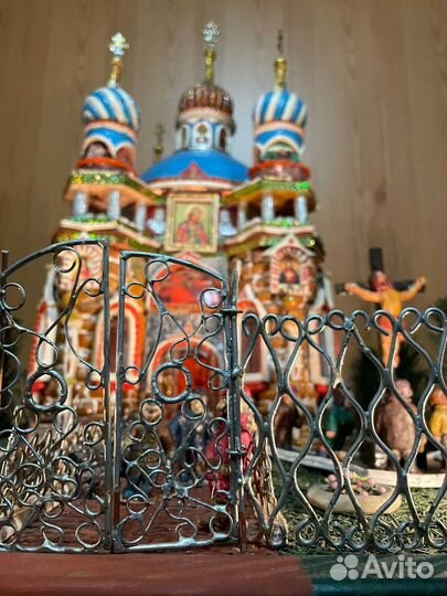 Храм сделанный из желудей, с подсветкой и иконами