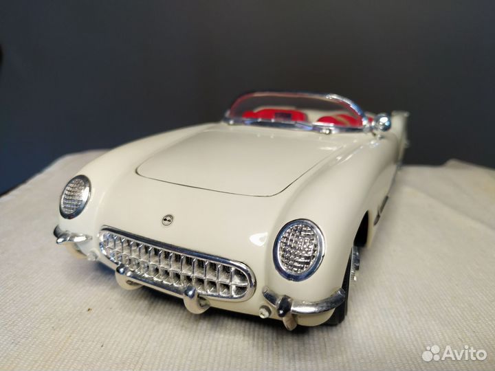 Модель автомобиля Chevrolet Corvette 1953 1/18