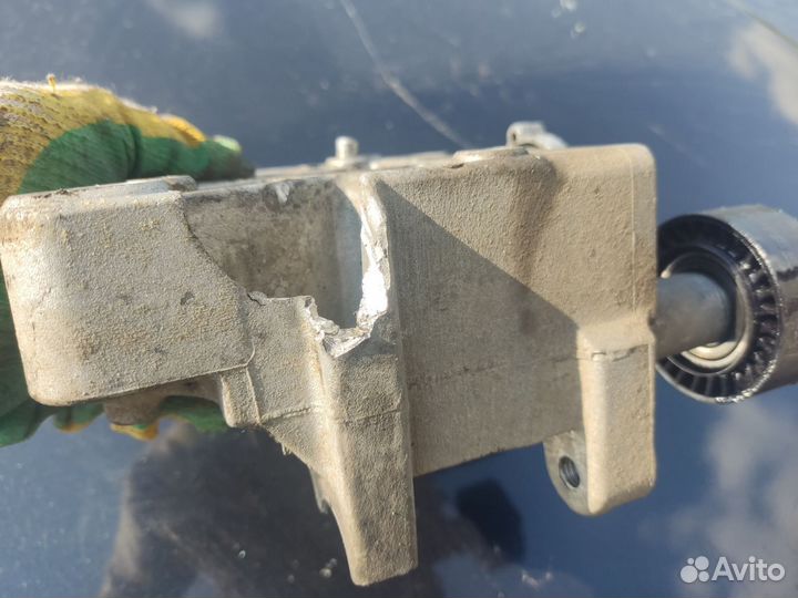 Кронштейн насоса гур 1.4 Пежо 206