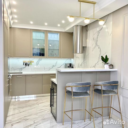 Кухня с барной стойкой в стиле неоклассика