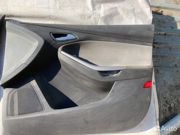 Обшивка двери передняя правая Ford Focus 3