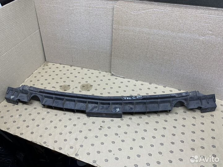 Кронштейн переднего бампера центр. Opel Vectra C