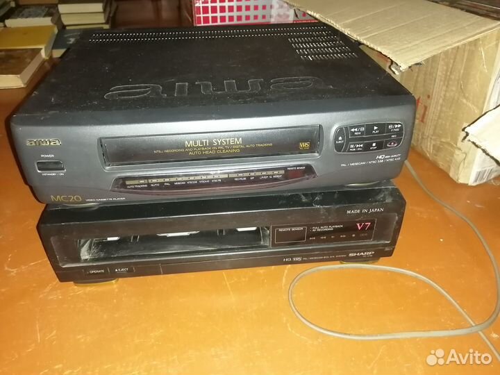 Видеомагнитофон и видеокассеты