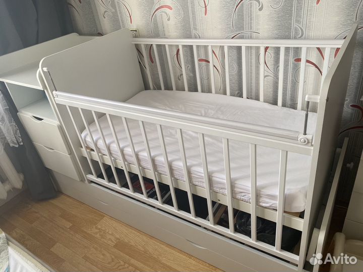 Детская кроватка с маятником