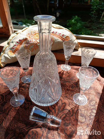 Хрустальный штоф с шестью рюмками