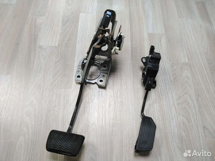 Педали газа и тормоза Toyota Prius30