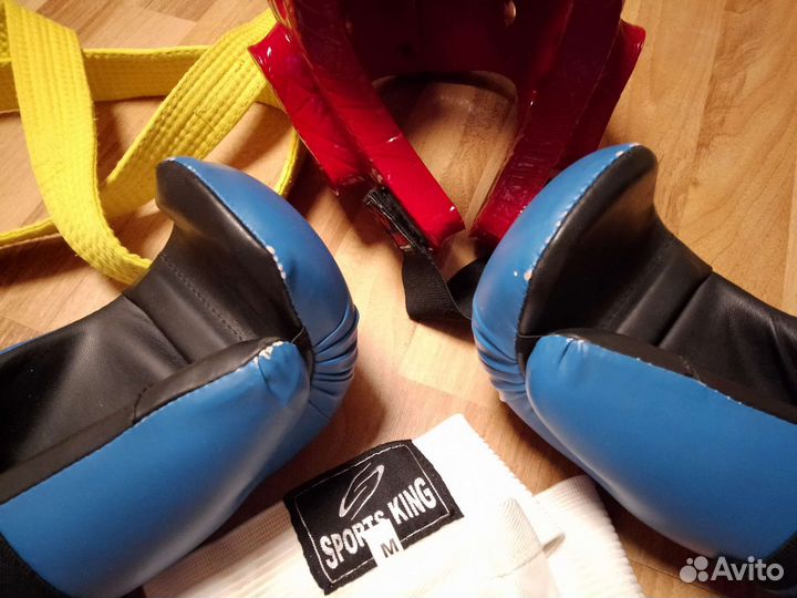 Перчатки и шлем